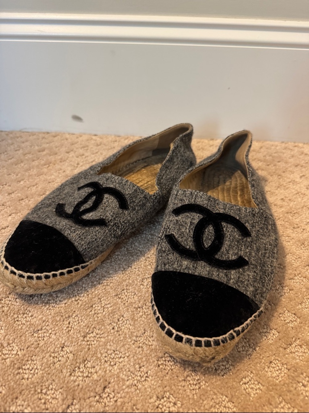 CHANEL HEAVILY USED SIZE 42 PreFall 2016 Gray Espadrilles with Black Velvet